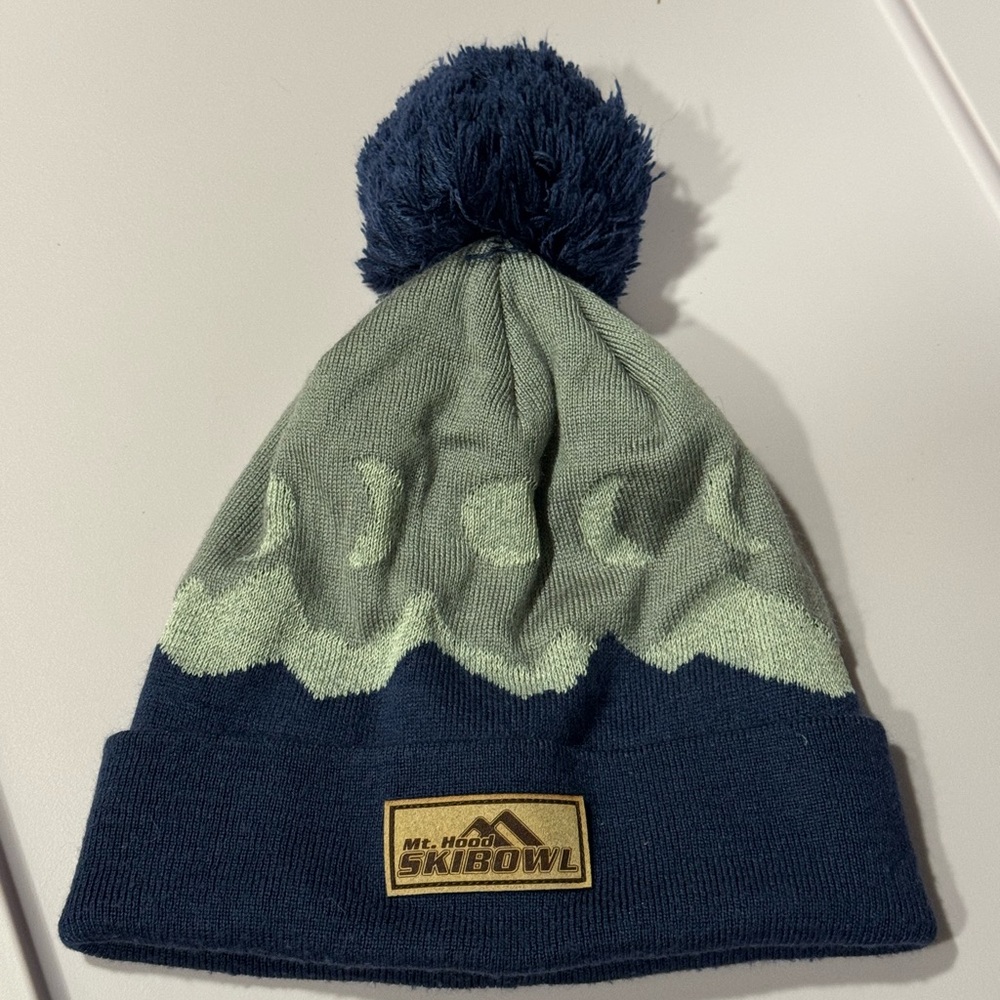 Locale Mt Hood SKIBOWL Pom-Pom Beanie
